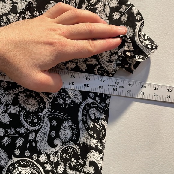 Ladies B&W Floral/Paisley Print Express SS Blouse | Size XS - Picture 7 of 7